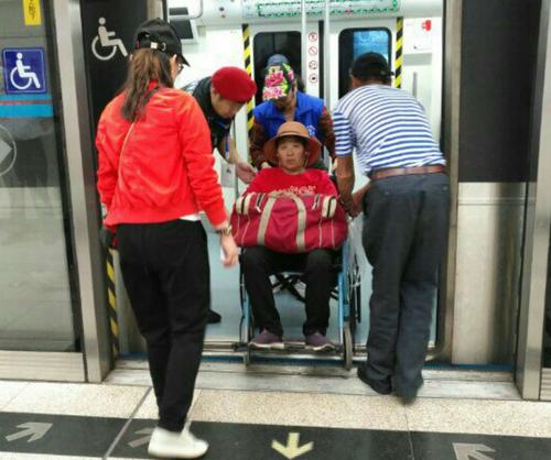 免费资料-资料大全和带不同小孩地铁乞讨与地铁带两个小孩