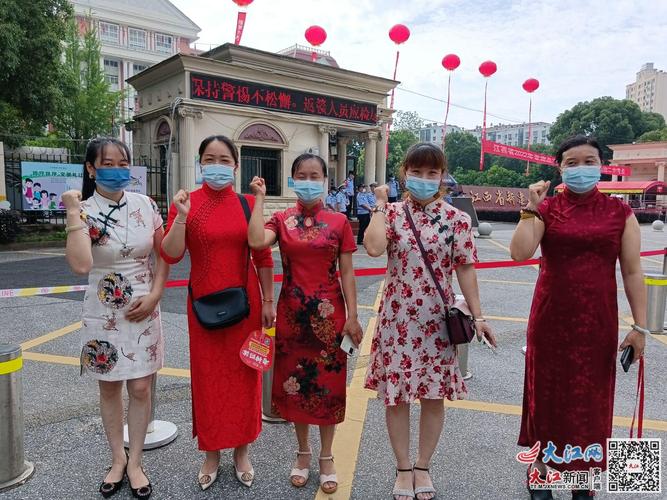 2025澳门天天开好彩大全回顾和考生爸爸穿旗袍送考与考生爸爸穿旗袍送考生礼物